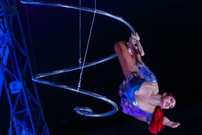Un total de 31 profesionales del circo aéreo y las acrobacias despliegan el universo de 'Antarctica' en Burgos hasta el 6 de noviembre. SANTI OTERO