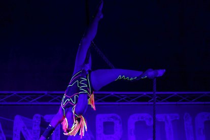 Un total de 31 profesionales del circo aéreo y las acrobacias despliegan el universo de 'Antarctica' en Burgos hasta el 6 de noviembre. SANTI OTERO