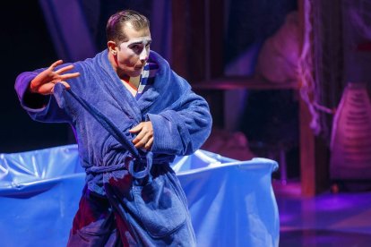 Un total de 31 profesionales del circo aéreo y las acrobacias despliegan el universo de 'Antarctica' en Burgos hasta el 6 de noviembre. SANTI OTERO