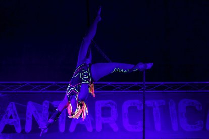 Un total de 31 profesionales del circo aéreo y las acrobacias despliegan el universo de 'Antarctica' en Burgos hasta el 6 de noviembre. SANTI OTERO