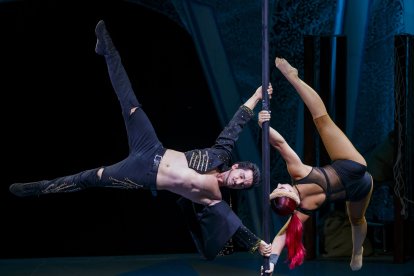 Un total de 31 profesionales del circo aéreo y las acrobacias despliegan el universo de 'Antarctica' en Burgos hasta el 6 de noviembre. SANTI OTERO