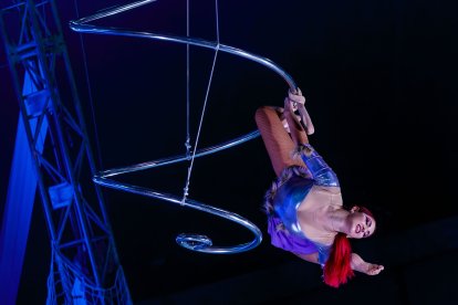 Un total de 31 profesionales del circo aéreo y las acrobacias despliegan el universo de 'Antarctica' en Burgos hasta el 6 de noviembre. SANTI OTERO