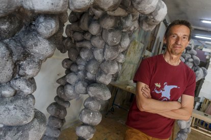 Román Muñoz está detrás de las creaciones de Taller Guirigay desde 1993. SANTI OTERO