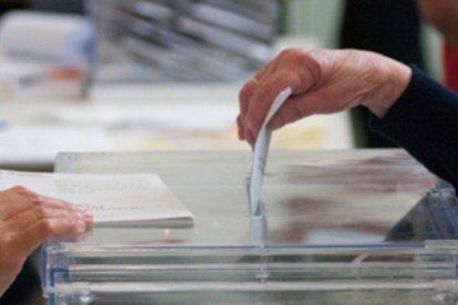 Una ciudadana introduciendo su voto en la urna.