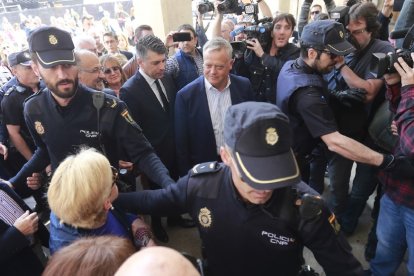 Vicente Marañón tuvo que entrar al Pleno escoltado y bajo una lluvia de improperios y descalificaciones.