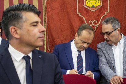 Los dos concejales de Vox se negaron a dar la alcaldía a Ciudadanos por la «actitud soberbia» de su candidato. SANTI OTERO