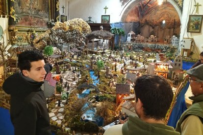 Los visitantes escuchan la explicación de Óscar Torres. DARÍO GONZALO