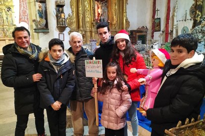 El alcalde de Quintanilla de Riofresno, Roberto Castro (izq.), con colaboradores y amigos de los belenes. DARÍO GONZALO