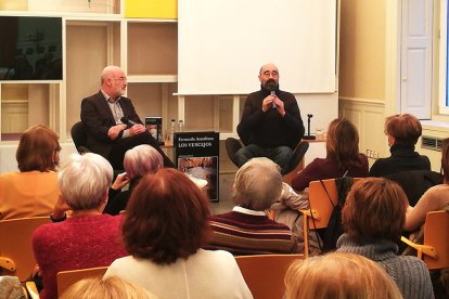 Esquivias interviene en la charla de Aramburu (izq.) con los clubes de lectura de Burgos.
