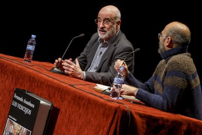 La charla entre Aramburu y Esquivias entusiasmó a los asistentes que casi llenaron el patio de butacas.