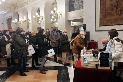 Fernando Aramburu firmó decenas de ejemplares de sus novelas en el hall del Teatro Principal