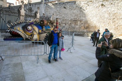 La Sardina se menea por el centro a la espera del entierro del martes, en el que el público burgalés es todavía más protagonista que el padre Capillas. TOMÁS ALONSO
