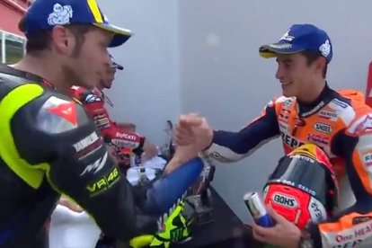 Valentino Rossi, 2º en Argentina, volvió a saludarse con Marc Márquez (1º) antes de subir al podio.