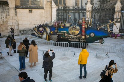La Sardina se menea por el centro a la espera del entierro del martes, en el que el público burgalés es todavía más protagonista que el padre Capillas. TOMÁS ALONSO