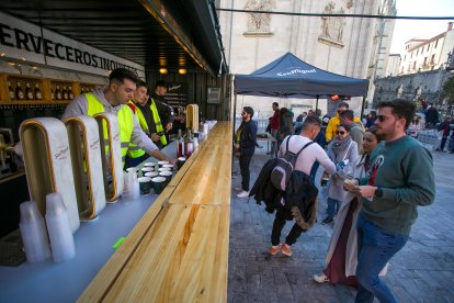 Además de exponer al público la sardina, la mañana se fue en degustaciones de comida y vermuts. TOMÁS ALONSO