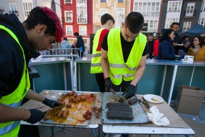 Además de exponer al público la sardina, la mañana se fue en degustaciones de comida y vermuts. TOMÁS ALONSO