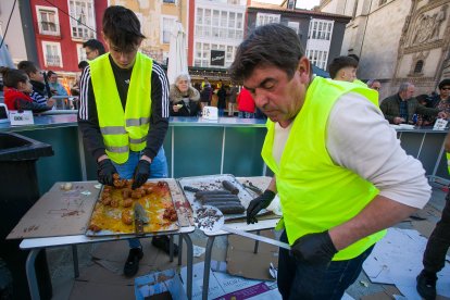 Además de exponer al público la sardina, la mañana se fue en degustaciones de comida y vermuts. TOMÁS ALONSO