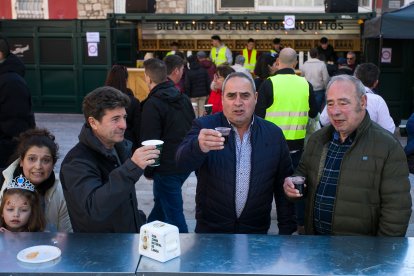 Además de exponer al público la sardina, la mañana se fue en degustaciones de comida y vermuts. TOMÁS ALONSO