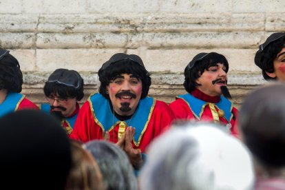 Las letras de los cánticos de los Papamoskas repasan la actualidad nacional en sus en sus cuplés. TOMÁS ALONSO