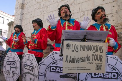 Las letras de los cánticos de los Papamoskas repasan la actualidad nacional en sus en sus cuplés. TOMÁS ALONSO