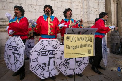 Las letras de los cánticos de los Papamoskas repasan la actualidad nacional en sus en sus cuplés. TOMÁS ALONSO