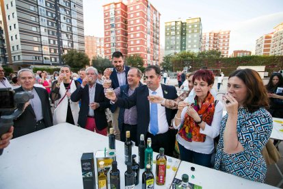 El alcalde de Cabra del Santo Cristo, Francisco Javier Justicia, con ediles de todos los grupos del Ayuntamiento de Burgos. TOMÁS ALONSO