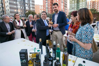 El alcalde de Cabra del Santo Cristo, Francisco Javier Justicia, con ediles de todos los grupos del Ayuntamiento de Burgos. TOMÁS ALONSO