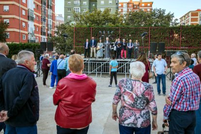 Pregón de las fiestas de la barriada Juan XXIII a cargo del alcalde de Cabra del Santo Cristo, Francisco Javier Justicia. TOMÁS ALONSO
