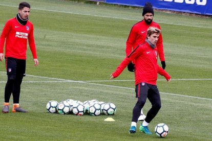 Griezmann y Costa, durante el entrenamiento de este sábado en la ciudad deportiva rojiblanca