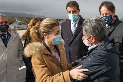El presidente de Cantabria, Miguel Ángel Revilla, saluda a la ministra de Transportes, Raquel Sánchez, en la A-73. TOMÁS ALONSO