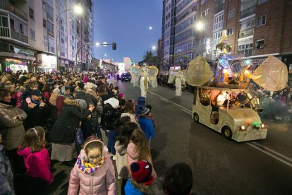 Instante de la Cabalgata de Reyes a su paso por la capital burgalesa. TOMÁS ALONSO