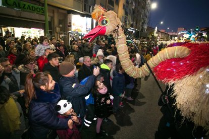 Instante de la Cabalgata de Reyes a su paso por la capital burgalesa. TOMÁS ALONSO