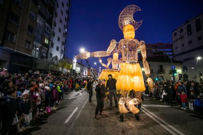 Instante de la Cabalgata de Reyes a su paso por la capital burgalesa. TOMÁS ALONSO