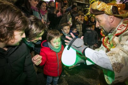 Instante de la Cabalgata de Reyes a su paso por la capital burgalesa. TOMÁS ALONSO