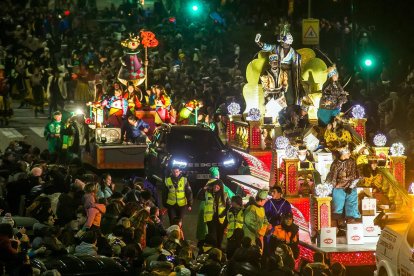 Instante de la Cabalgata de Reyes a su paso por la capital burgalesa. TOMÁS ALONSO