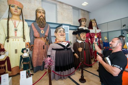 Una visitante saca fotografías de los gigantones y los gigantillos. TOMÁS ALONSO