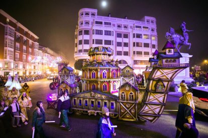 Instante de la Cabalgata de Reyes a su paso por la capital burgalesa. TOMÁS ALONSO