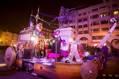 Instante de la Cabalgata de Reyes a su paso por la capital burgalesa. TOMÁS ALONSO