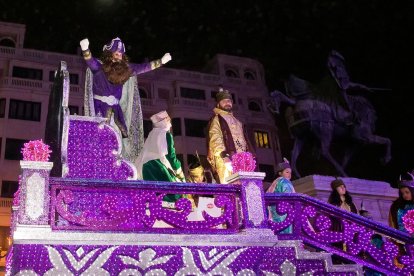Instante de la Cabalgata de Reyes a su paso por la capital burgalesa. TOMÁS ALONSO