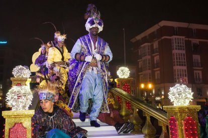 Instante de la Cabalgata de Reyes a su paso por la capital burgalesa. TOMÁS ALONSO