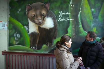 El mural dedicado a la garduña, en la calle Condes de Berberana de Parralillos. TOMÁS ALONSO