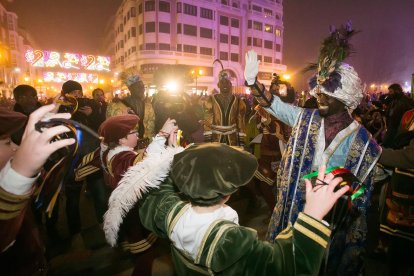 Instante de la Cabalgata de Reyes a su paso por la capital burgalesa. TOMÁS ALONSO