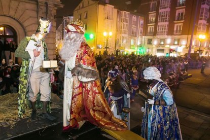 Instante de la Cabalgata de Reyes a su paso por la capital burgalesa. TOMÁS ALONSO