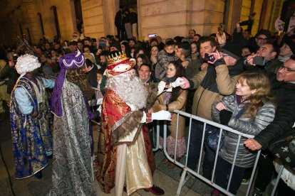 Instante de la Cabalgata de Reyes a su paso por la capital burgalesa. TOMÁS ALONSO