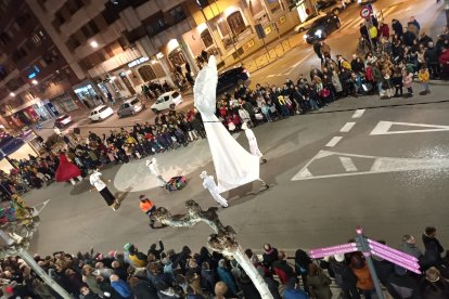Con emoción y nervios, así fue recibida por cientos de personas en Aranda de Duero una cabalgata de Reyes llena de música, magia y regalos. L. V.