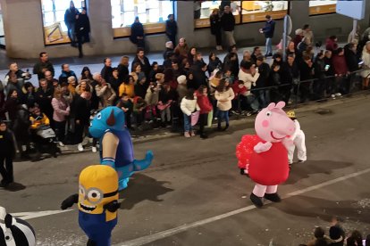 Con emoción y nervios, así fue recibida por cientos de personas en Aranda de Duero una cabalgata de Reyes llena de música, magia y regalos. L. V.