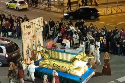 Con emoción y nervios, así fue recibida por cientos de personas en Aranda de Duero una cabalgata de Reyes llena de música, magia y regalos. L. V.