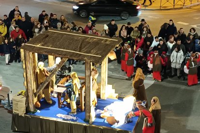 Con emoción y nervios, así fue recibida por cientos de personas en Aranda de Duero una cabalgata de Reyes llena de música, magia y regalos. L. V.