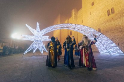 Cabalgata de Reyes con niebla en Medina de Pomar.
