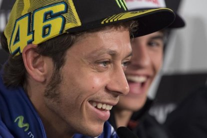 Valentino Rossi (Yamaha) y Marc Márquez (Honda) bromean cuando aún se llevaban bien.
